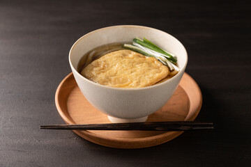 ほんのり湯気の立つ、温かいきつねうどん