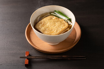 ほんのり湯気の立つ、温かいきつねうどん