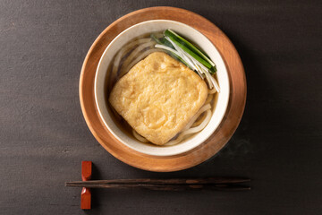 俯瞰撮影された、温かいきつねうどん