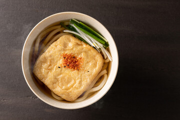 俯瞰撮影された、温かいきつねうどん