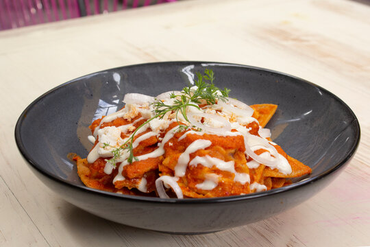 Tradicionales Chilaquiles en salsa roja Mexicanos.