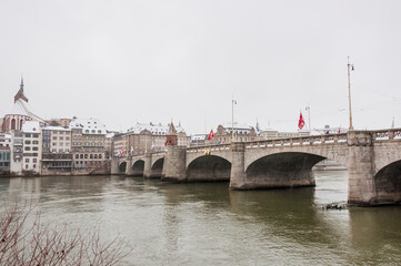 Naklejka premium Basel, Rhein, Rheinbrücke, Rheinufer, Rheinsprung, Martinskirche, Grossbasel, Schnee, Schneefall, Schneedecke, Altstadt, Altstadthäuser, Winter, Schweiz