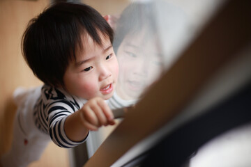 鍵を開けようとする男の子