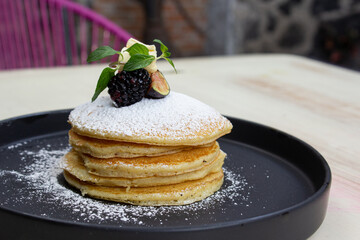 Desayuno Hot Cakes con Frutos rojos y Mermelada