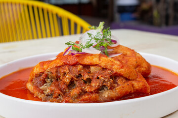 Torta ahogada en Salsa roja