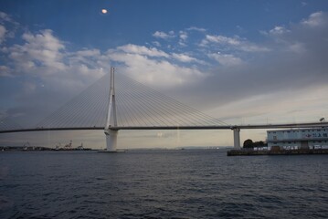 Obraz premium ベイブリッジと青い空