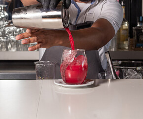 Coctel rojo mixología barman barra restaurant