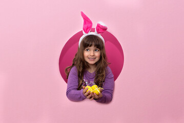 Obraz na płótnie Canvas Happy girl with Easter painted eggs