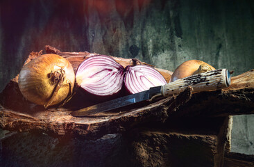 Stillleben von Zwiebeln in einer Holzschale