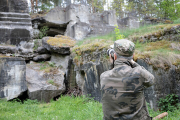 fotograf robi zdjęcie starych ruin kamiennych 