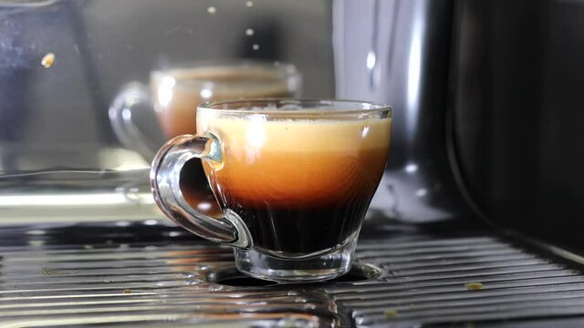 Detailaufnahme einer Espressocrema. Espresso mit Creme nachdem er frisch zubereitet wurde. 