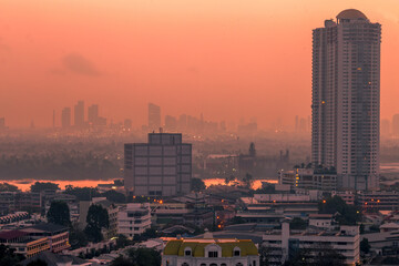 Obraz premium panoramic high-angle evening background of the city view,with natural beauty and blurred sunsets in the evening and the wind blowing all the time,showing the distribution of city center accommodation