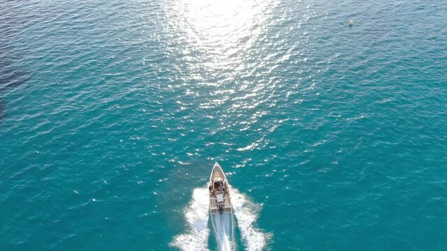 vista aerea de una lancha navegando hacia el interior de una cala de mallorca concepto de vacaciones y viajar	