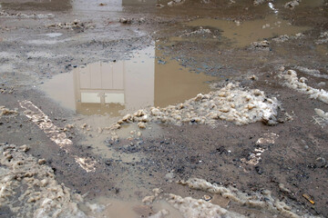 schneematsch auf unbefestigter straße