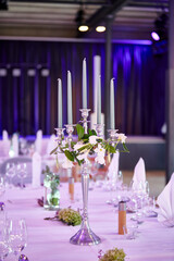 Obraz na płótnie Canvas Hochzeit Location mit eingedeckten Tischen und weißen Tischdecken 