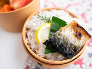 手作りのおいしい曲げわっぱのお弁当【塩サバ】