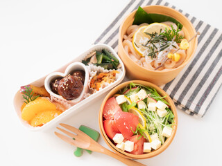 手作りのおいしい曲げわっぱのお弁当【うどん・ミートボール・サラダ】