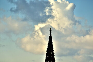 Spitze des Freiburger Münsterturms unter Wolken