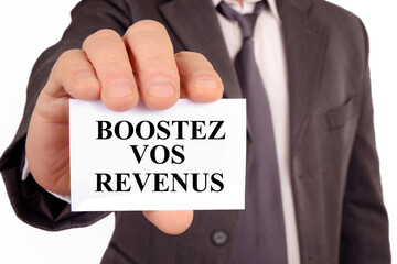 Obraz premium Homme tenant une carte sur laquelle est écrit boostez vos revenus
