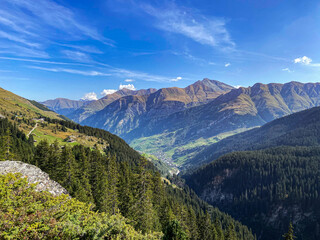 Fototapeta na wymiar Blick durchs Valsertal in Graubünden.