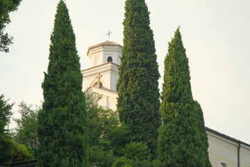Veduta dal basso della chiesa di San Martino di Tours e San Bernardino da Siena a Porza, Canton Ticino, Svizzera.