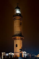 Leuchtturm in Warnemünde als Wahrzeichen bei Nacht