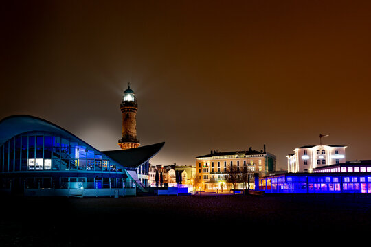 Skyline Warnem&uuml;nde mit Wahrzeichen Leuchtturm und Teepott bei Nacht
