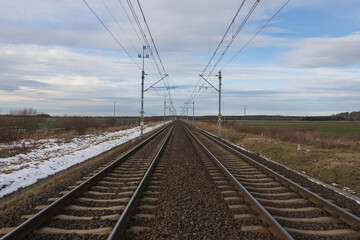 Fototapeta na wymiar Tory kolejowe z trakcją elektryczną.