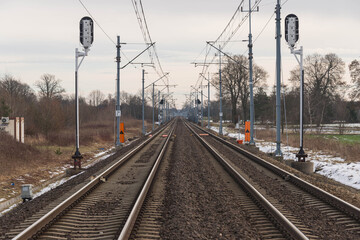 Tory kolejowe z trakcją elektryczną. © boguslavus