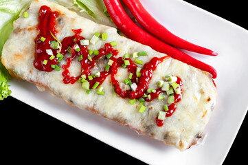 zapiekanka, jedzenie, pomidor, posiłek, ser, jarzyna, przekąska, swiezy, kanapka, obiad, sałata, bazylia, lunch, śniadanie, zdrowa, płyta, przepyszny, gotowanie