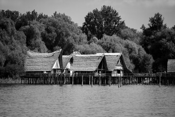 Pfahlbauten Graustufen schwarz weiß Unteruhldingen Bodensee Welterbe Bronzezeit Sehenswürdigkeit...