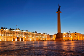 Fototapeta premium Palace Square with the architectural ensemble of the Winter Palace and the Alexander Column on a white night. Saint Petersburg, Russia