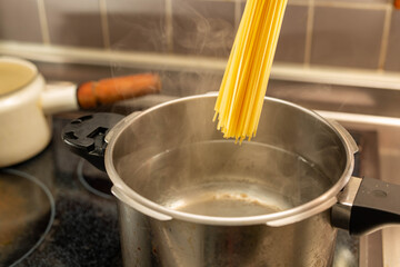 パスタを茹でる