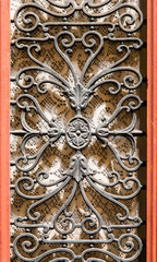 Détail de porte décorée à Ambert, France