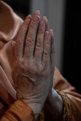 mains d'une femme agée en prière