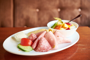 Gesundes Frühstück mit Obstsalat und Früchten