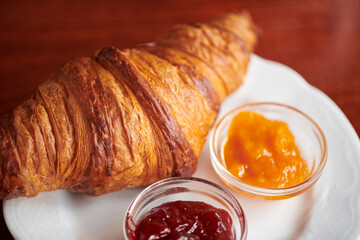 Croissant mit Marmelade zum Frühstück