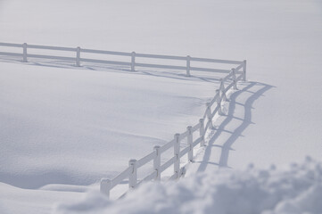 ホワイトアウトの雪影の世界