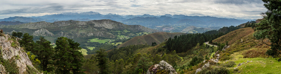 Fototapeta na wymiar fotografia panorámica de montañas, valle y bosque desde el mirador de Fito en Asturias.