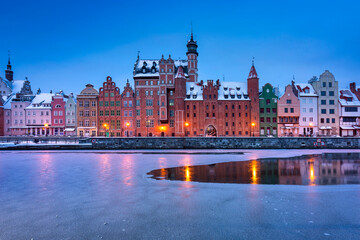 Obraz premium Old town of Gdansk over Motlawa river at snowy dawn. Poland