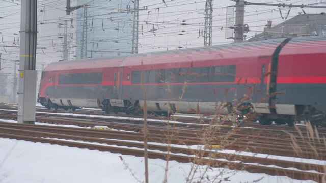 Railjet trains departing and arriving