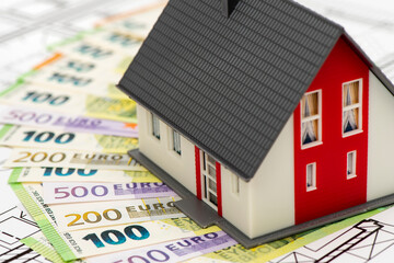 Modellhaus mit vielen Euro Banknoten