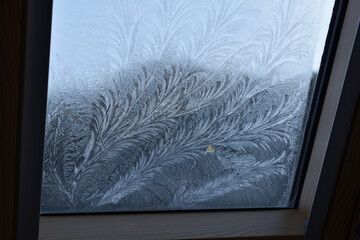 Eisblumen auf Fenster scheibe wegen zu geringer Isolations Wirkung	
