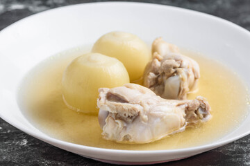 小玉葱と手羽元のチキンスープ