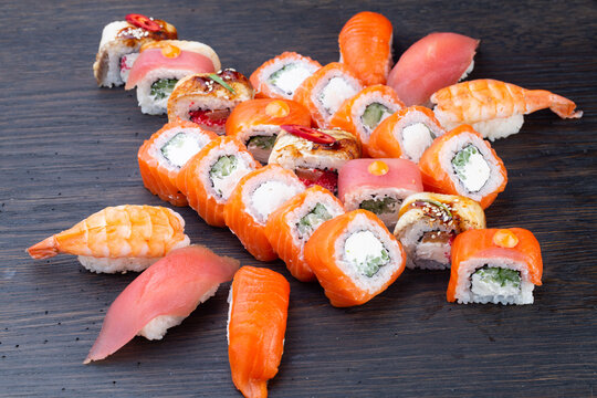 Set Nigiri sushi set with tuna, salmon, prawns, sea bass. sushi nigiri collection on Black background, reflection, high resolution