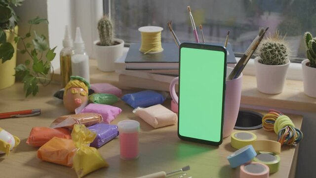 Art online class on smartphone at home,online education