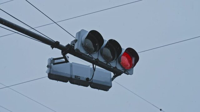 4K UHD スロー 雪が舞う東京郊外 信号機