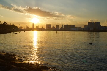Naklejka premium お台場の夕景 黄金の夕日 ビーナスベルト お台場海浜公園