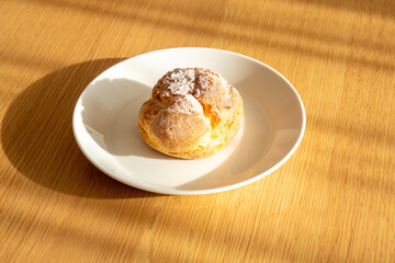 白い皿の上に置かれたシュークリーム