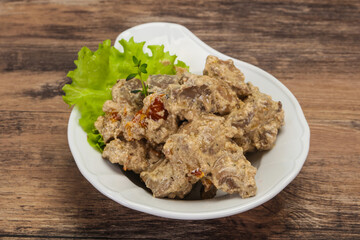 Chicken liver with cream and dry tomatoes